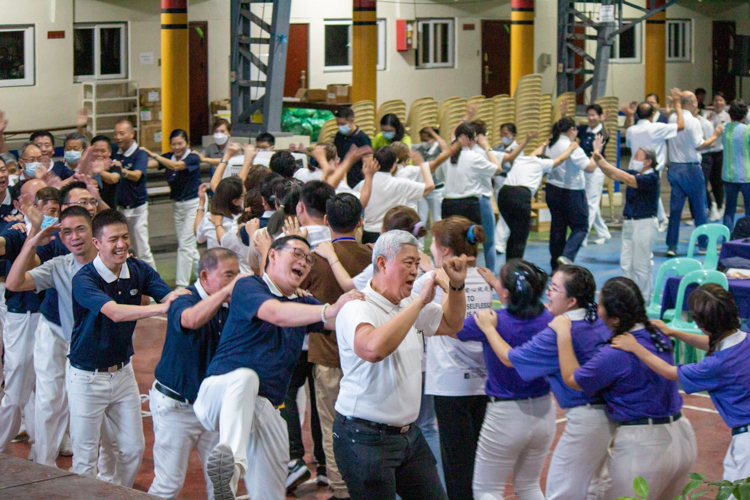 The thanksgiving program culminates on a celebratory note as volunteers dance to the song “Pulling the Ox Cart”, symbolizing working in unity to shoulder the missions of Tzu Chi. 【Photo by Marella Saldonido】