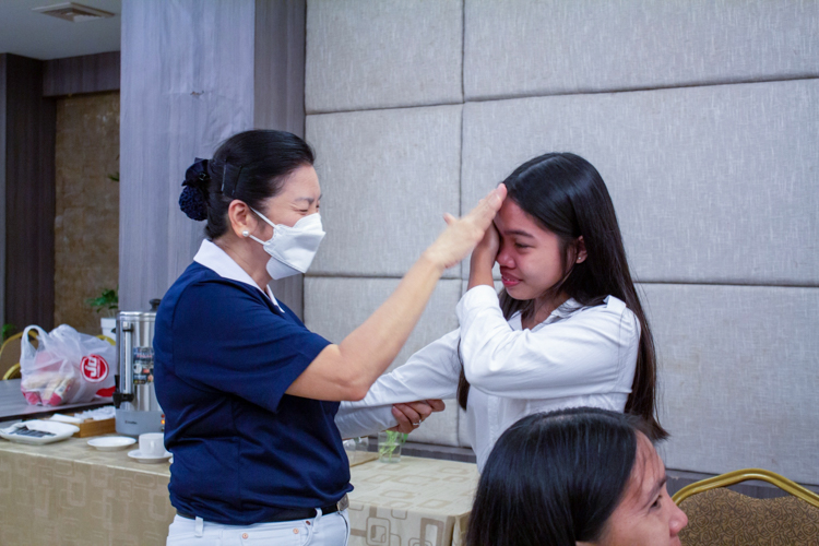 Tzu Chi Education Committee head volunteer Rosa So congratulates and comforts a new Tzu Chi scholar. 【Photo by Marella Saldonido】