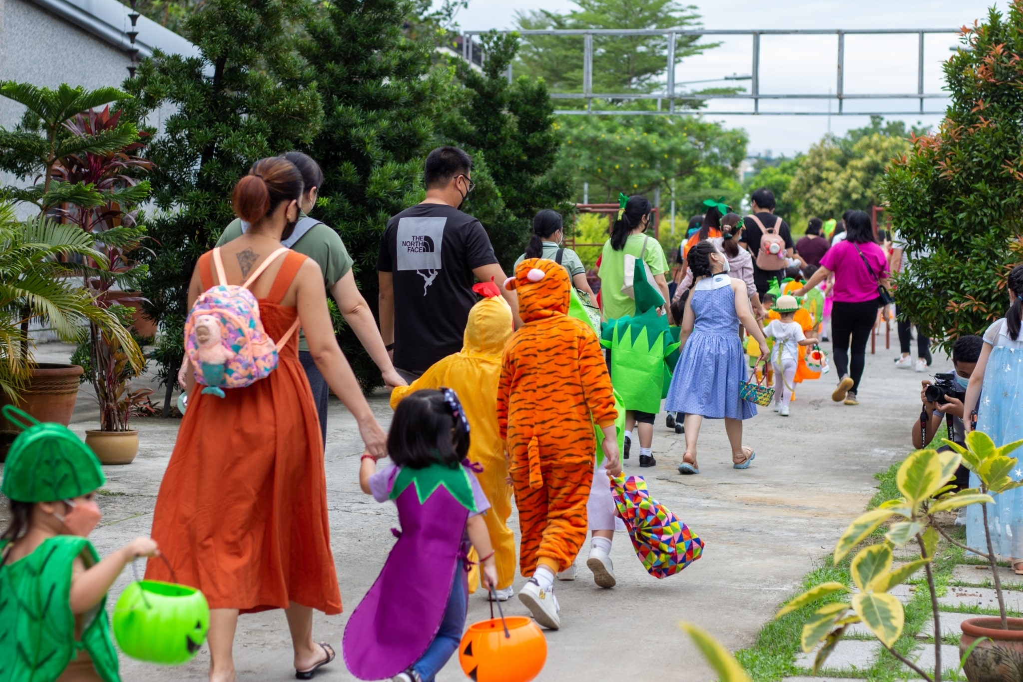 Cheerful kids in colorful costumes filled the Buddhist Tzu Chi Campus (BTCC) on October 28 as the Tzu Chi Great Love Preschool Philippines brought its Trick-or-Treat program to the Sta. Mesa headquarters. 【Photo by Jeaneal Dando】