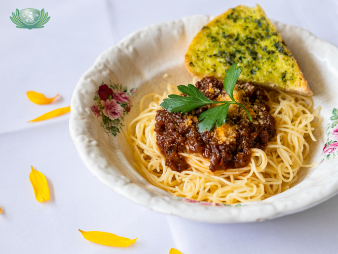 Pasta in sun-dried tomato sauce made of organic tomatoes, garlic and onion simmered in olive oil【Photo by Daniel Lazar】