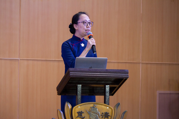 Tzu Chi Philippines Director from the Office of the CEO and one of the newly-appointed Deputy CEOs, Peggy Sy Jiang, reports on the foundation’s 2023 accomplishments in the morning ceremony. 【Photo by Marella Saldonido】