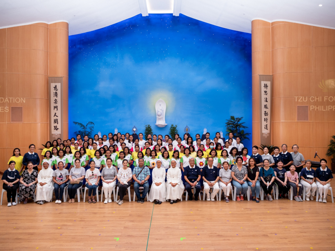 Manila volunteers join Bicol volunteers, guests and the Sisters of Mary congregation in a group photo at the Jing Si Auditorium. 【Photo by Daniel Lazar】