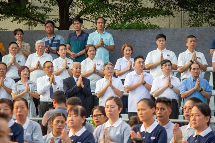 VIPs join the Tzu Chi community in prayer.