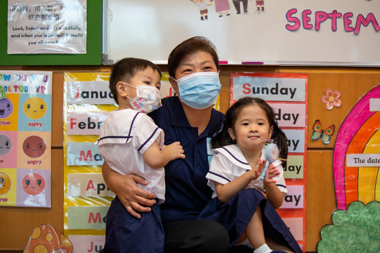 Grandmother Vivian Chua poses for a photo with her grandchildren. 【Photo by Marella Saldonido】