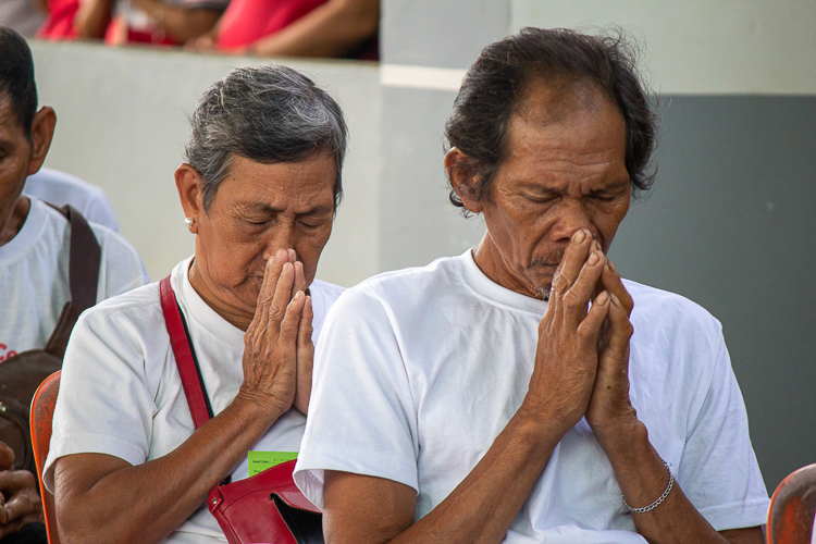 Residents of Brgy. Polangi unite in prayer, led by Tzu Chi volunteers. 【Photo by Matt Serrano】