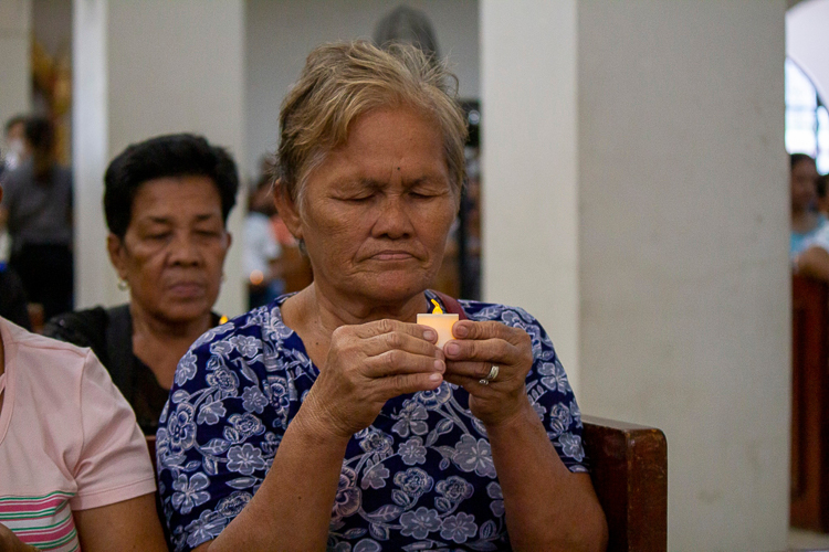 The program culminates on a hopeful note as the congregation raises their candles in a solemn prayer. 【Photo by Marella Saldonido】