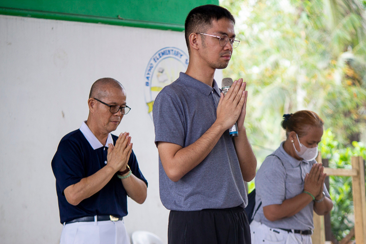 Tzu Chi volunteers guide residents of Brgy. Bayho in a solemn prayer. 【Photo by Matt Serrano】