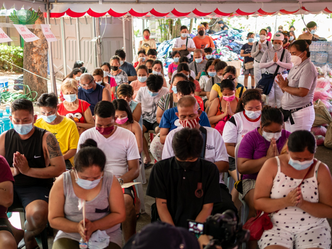 It’s a heartwarming moment in the evacuation site as volunteers lead the evacuees in the solemn Tzu Chi prayer ‘Love and Care’. 【Photo by Daniel Lazar】