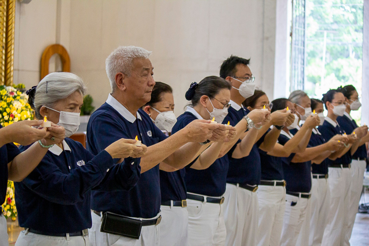 The program culminates on a hopeful note as the congregation raises their candles in a solemn prayer. 【Photo by Marella Saldonido】