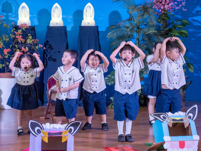Students of Tzu Chi Great Love Preschool Philippines bring smiles to the audience with their song and dragon dance performance. 【Photo by Matt Serrano】