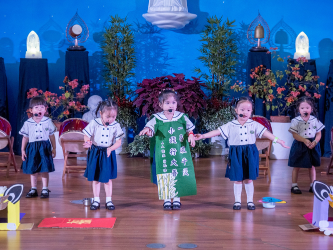 Students of Tzu Chi Great Love Preschool Philippines bring smiles to the audience with their song and dragon dance performance. 【Photo by Matt Serrano】