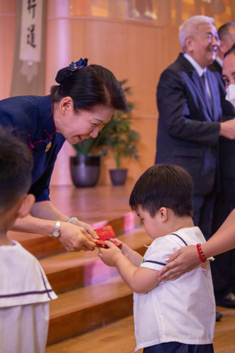 Tzu Chi Philippines Deputy CEO Woon Ng hands angpao over to a preschool student. 【Photo by Marella Saldonido】
