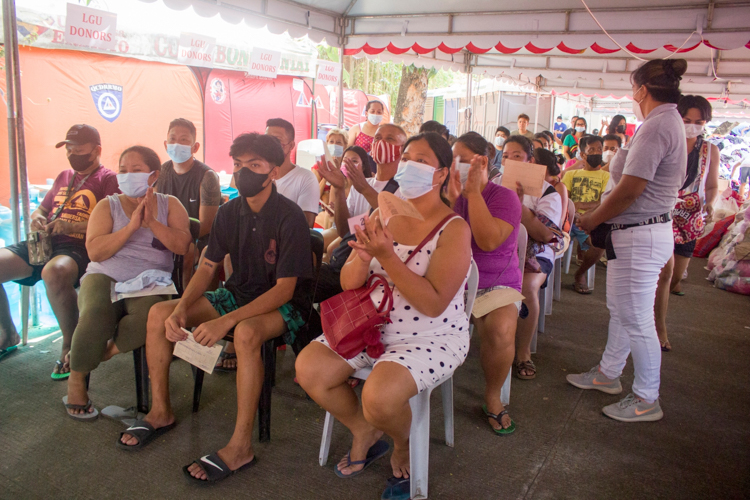 Evacuees clapped their hands in delight when they saw the gas stove and cooking needs that they wish to have. 【Photo by Matt Serrano】