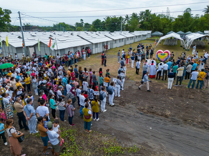 Tzu Chi volunteers, beneficiaries, and local officials join the turnover ceremony of the Tzu Chi Great Love Village in Tabaco City, Albay. 【Photo by Harold Alzaga】