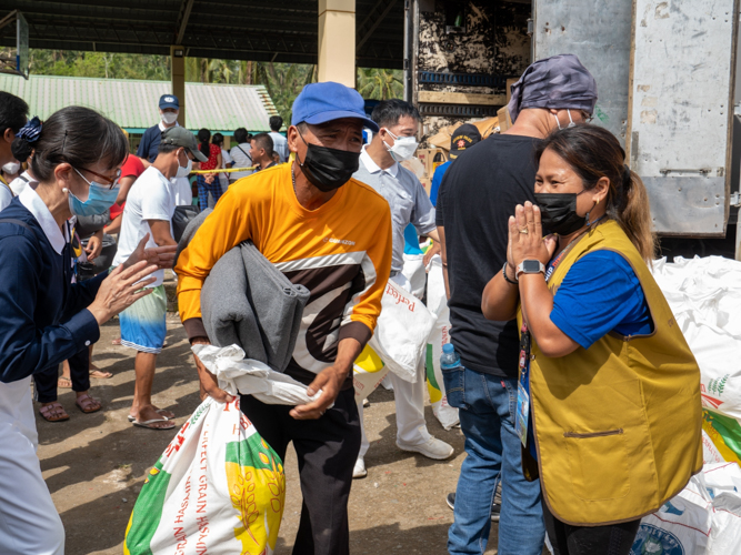 All beneficiaries get 20 kilos of rice. 【Photo by Jeaneal Dando】