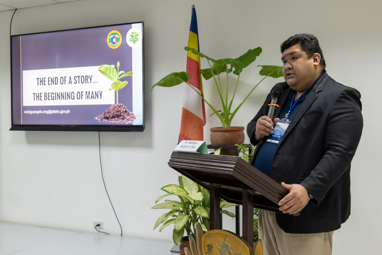 Dr. Rodrigo Angelo Ong, the Chief Science Research Specialist of the Philippine Institute of Traditional and Alternative Health Care (PITAHC) gives a talk on “Integrative Medicine: The Road to Universal Primary Health Care.” 【Photo by Jeaneal Dando】