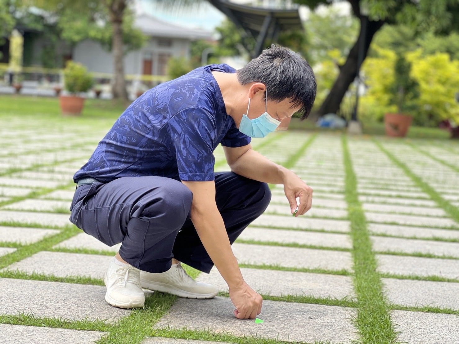 Prior to the camp, Ronald Lee puts floor markings that serve as guide to volunteers.【Photo by Daniel Lazar】