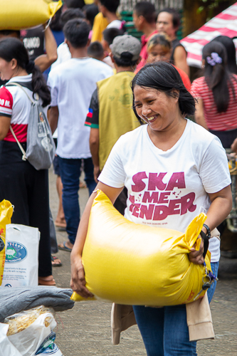 Tzu Chi provides aid to flood-affected families in Brgy. Polangi, Catarman, Northern Samar on December 17. 【Photo by Matt Serrano】