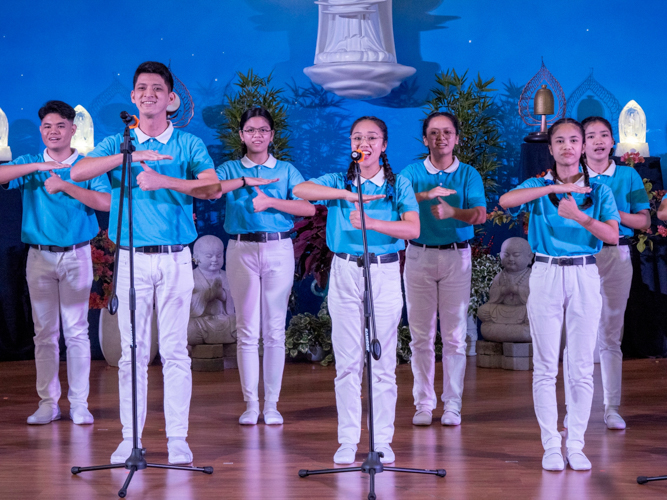 Tzu Chi scholars impress the crowd with their choral singing of the Chinese song “Where the Sun Lingers with Love.” 【Photo by Matt Serrano】