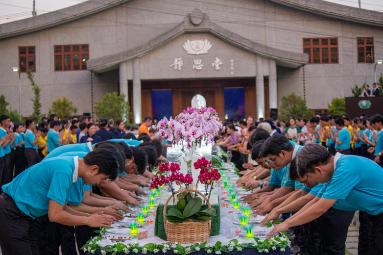 Tzu Chi scholars participate in the Buddha Bathing Ceremony.