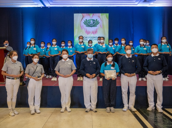 Tzu Chi volunteers award certificates of scholarship to accepted Tzu Chi scholars in Bicol on August 5, 2022 at The Concourse Convention Center, Legazpi City. 【Photo by Jeaneal Dando】