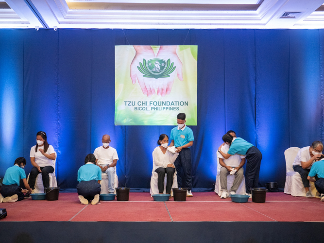 Scholars conduct the symbolic foot bathing ceremony as a way to show respect and gratitude for the sacrifices and love of their parents. 【Photo by Jeaneal Dando】