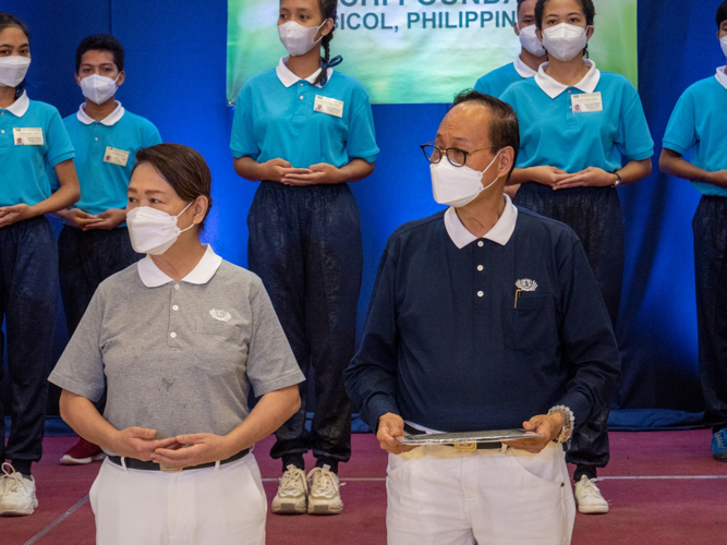 Volunteers Therese and Antonio Tan lead the awarding of certificates to Tzu Chi scholars. 【Photo by Jeaneal Dando】