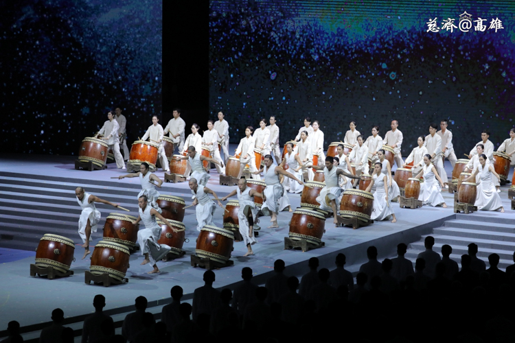 Tzu Chi offers a superb visual and auditory feast to the viewers by incorporating professional acting monologues and dialogues, sign language, dance, production and costume design, live and pre-recorded music, and lighting.