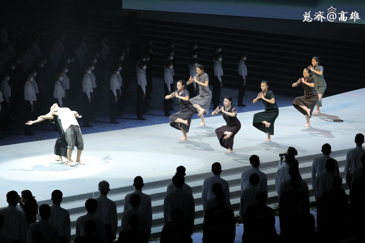 Tzu Chi offers a superb visual and auditory feast to the viewers by incorporating professional acting monologues and dialogues, sign language, dance, production and costume design, live and pre-recorded music, and lighting.