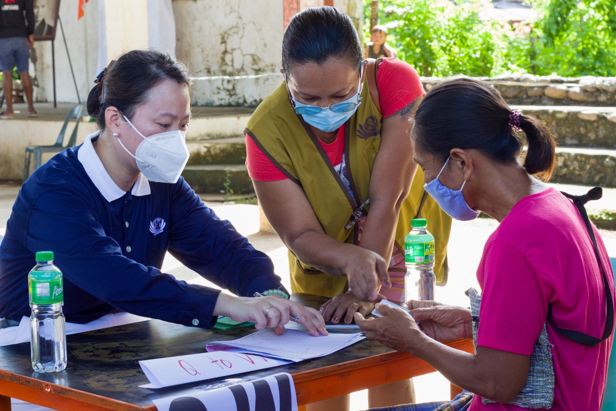 Volunteer Sharon Sy assists in the registration of beneficiaries. 【Photo by Matt Serrano】
