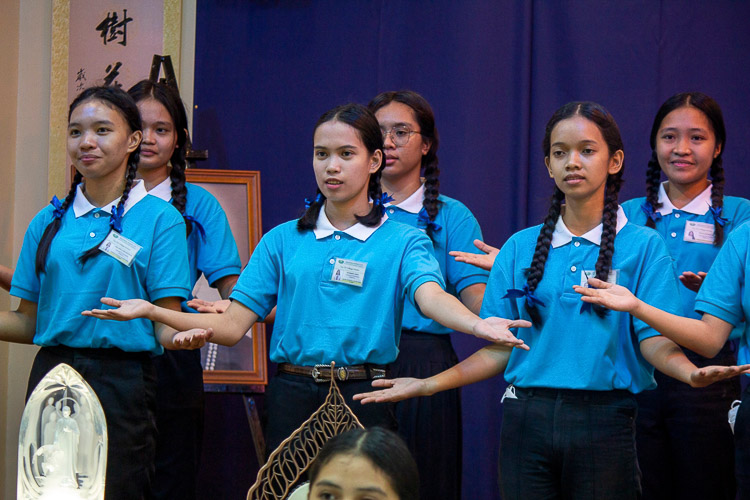 Tzu Chi's new scholars from the University of Southeastern Philippines perform a sign language number during the scholarship awarding ceremony. 【Photo by Matt Serrano】