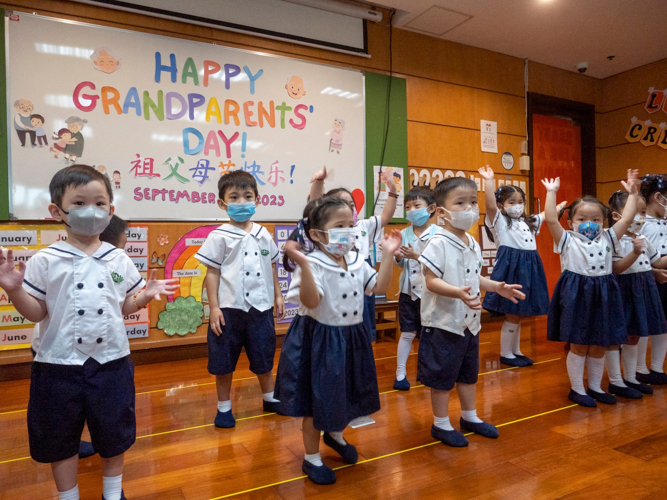 Students showcase a sign language performance. 【Photo by Matt Serrano】