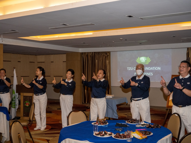 Tzu Chi volunteers culminate the event on a high note with the singing of the One Family song. 【Photo by Harold Alzaga】