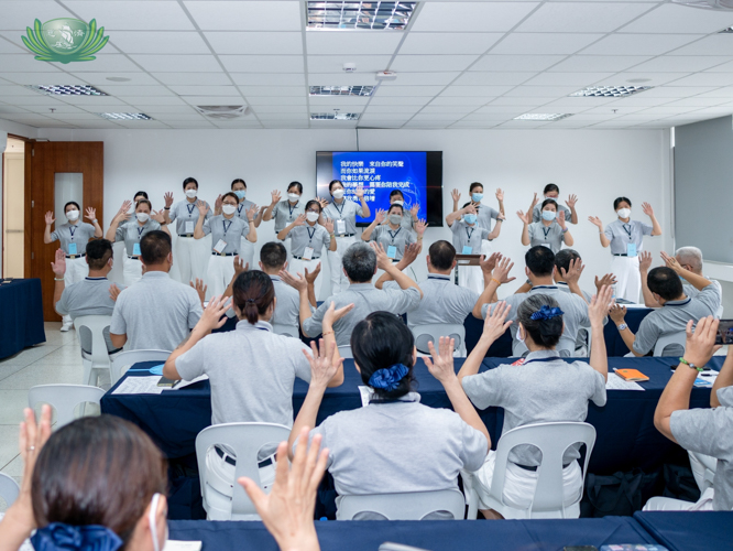 Chinese volunteers practice sign language as part of their training session. 【Photo by Daniel Lazar】