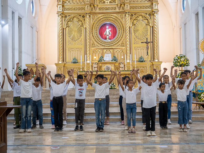 Children from Tzu Chi Palo Great Love Village delights the congregation with sign language performance during the Mass. 【Photo by Matt Serrano】