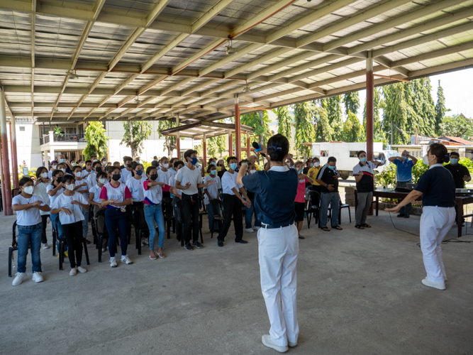 Volunteers teach a sign language song and dance to the parishioners. 【Photo by Jeaneal Dando】