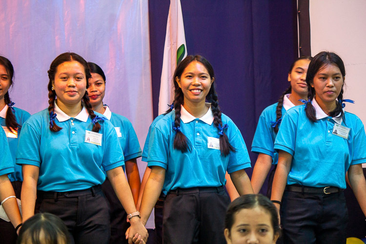 Tzu Chi's new scholars from the University of Southeastern Philippines perform a sign language number during the scholarship awarding ceremony. 【Photo by Matt Serrano】