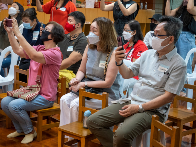Grandparents proudly capture the students’ performance with their mobile phones. 【Photo by Matt Serrano】