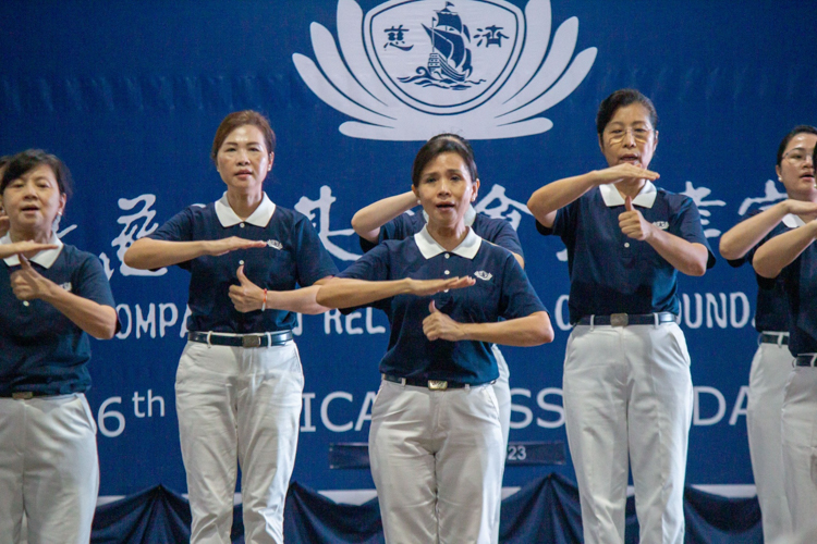 Tzu Chi volunteers showcase a sign language performance of the song “Where the Sun Lingers with Love”. 【Photo by Marella Saldonido】