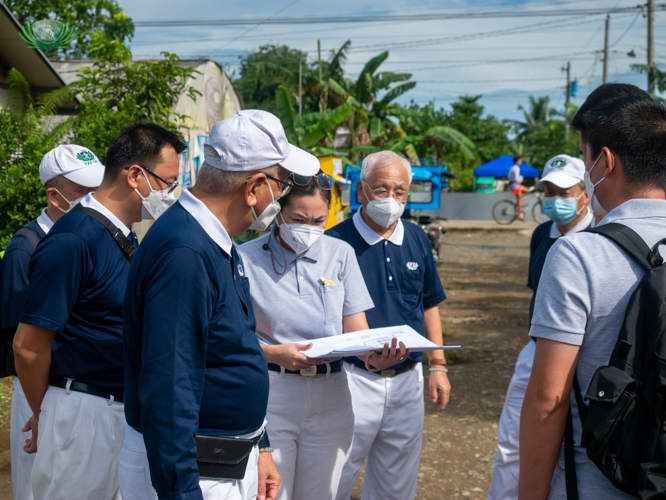 Tzu Chi volunteers from Manila flew to Palo, Leyte for a site survey on April 28 in line with the upcoming permanent housing project in Palo Great Love Village. 【Photo by Daniel Lazar】
