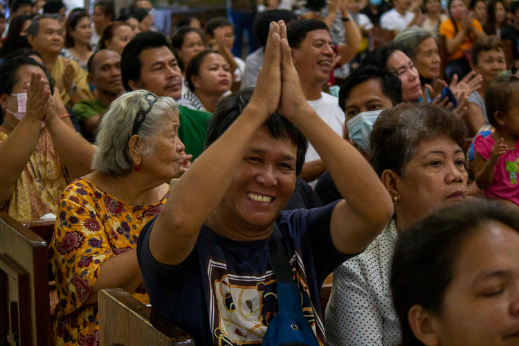 Hearts are stirred as the congregation is deeply moved by a touching video tribute, recounting Tzu Chi’s response of relief and compassion in the aftermath of Super Typhoon Yolanda. 【Photo by Marella Saldonido】