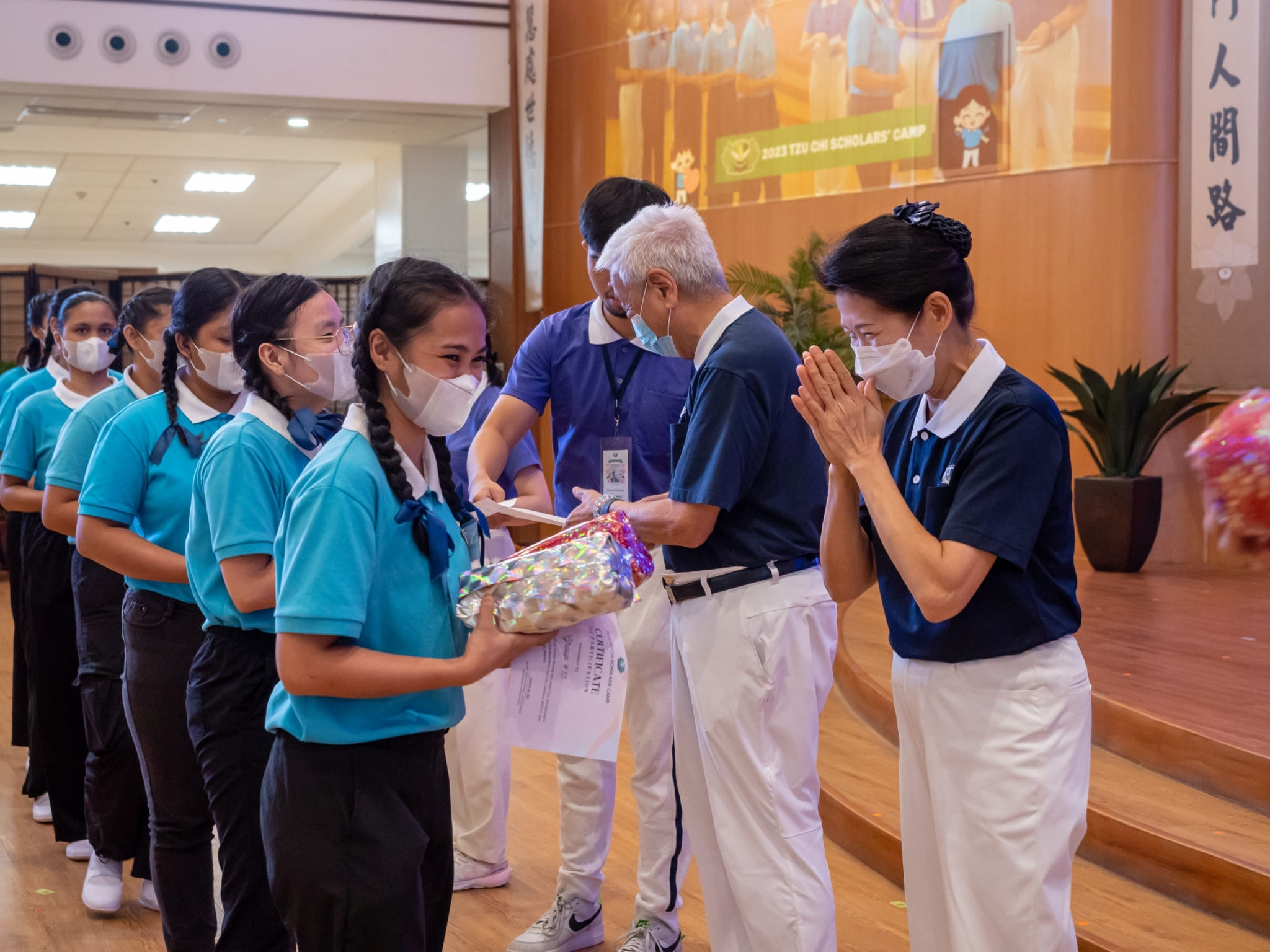 Scholars line up as they get their camp souvenirs. 【Photo by Daniel Lazar】