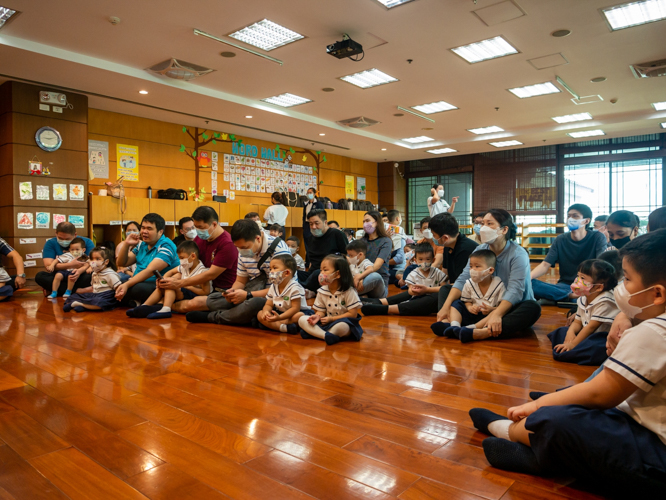 Students and parents pay close attention during the storytelling session. 【Photo by Daniel Lazar】