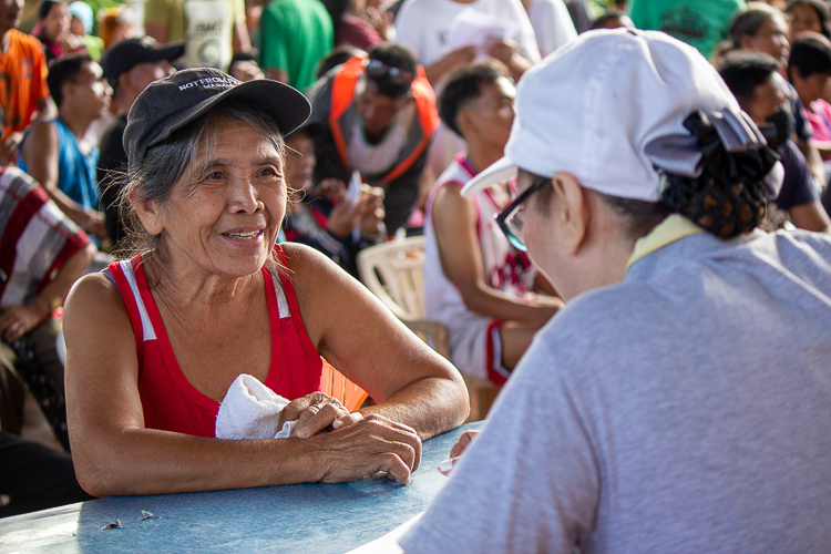 Brgy. Bayho residents excitedly line up for the stub distribution. 【Photo by Matt Serrano】