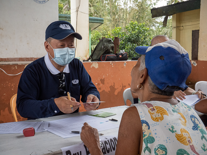Tzu Chi volunteers validate and distribute stubs in Brgy. Bayho, Lope de Vega, Northern Samar, a day prior to the relief distribution. 【Photo by Matt Serrano】