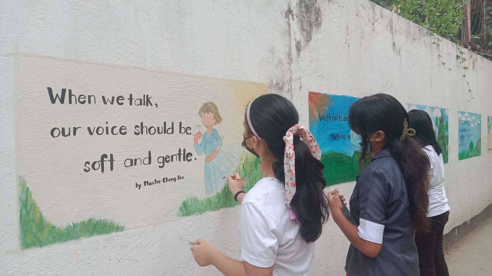 On their own interpretations, students paint their school walls with Master Cheng Yen’s Jing Si Aphorisms. 【Photo by Tzu Chi Cebu】