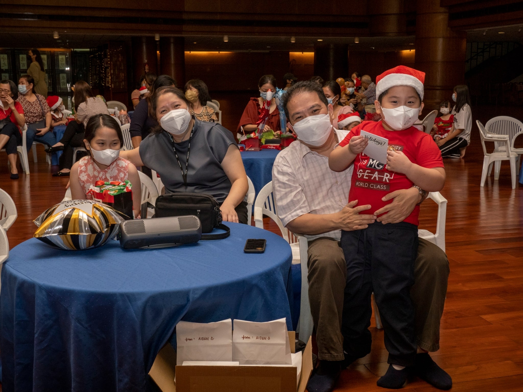 Students’ families attend in full support of the thanksgiving program.【Photo by Harold Alzaga】