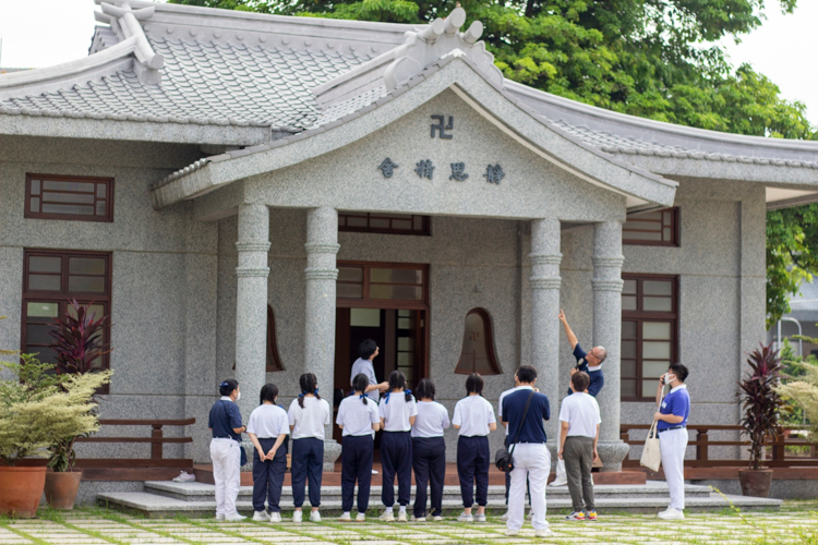 Participants take a tour of the Buddhist Tzu Chi Campus. 【Photo by Matt Serrano】