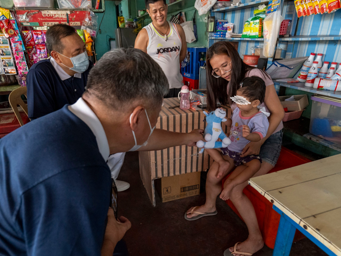 Tzu Chi volunteers visit Bella’s home more than a month after her surgery.