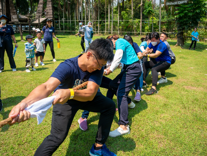 Parents and guardians have their game face on in a tug of war game at the Family Sportsfest of the Tzu Chi Great Love Preschool Philippines. 【Photo by Daniel Lazar】